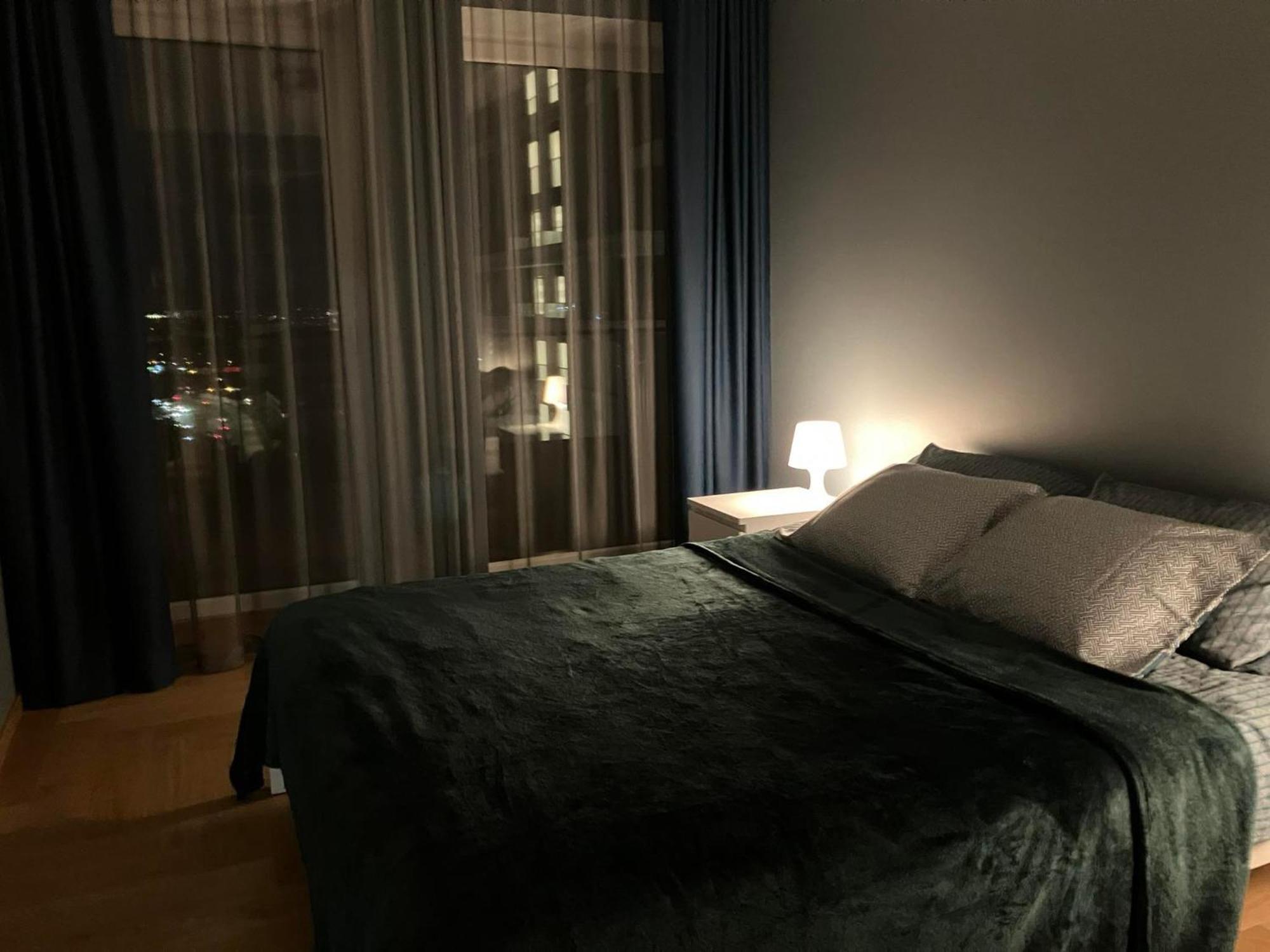 Spacious And Cozy With A Balcony In A High-rise Building
