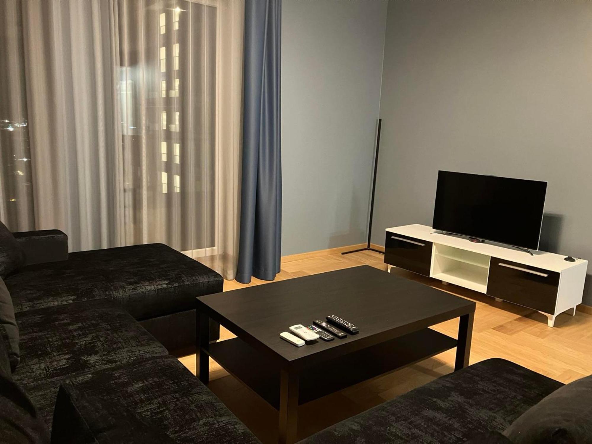 Lägenhet Spacious And Cozy With A Balcony In A High-rise Building *
